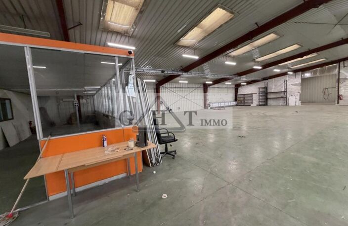 ENTREPOT 2000 M² SUR 6000 M² DE TERRAIN A VENDRE A FAREMOUTIERS — photo 2