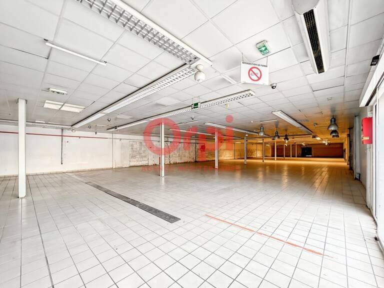 Local commercial 1250 m² - Roquebrune Sur Argens — photo 1