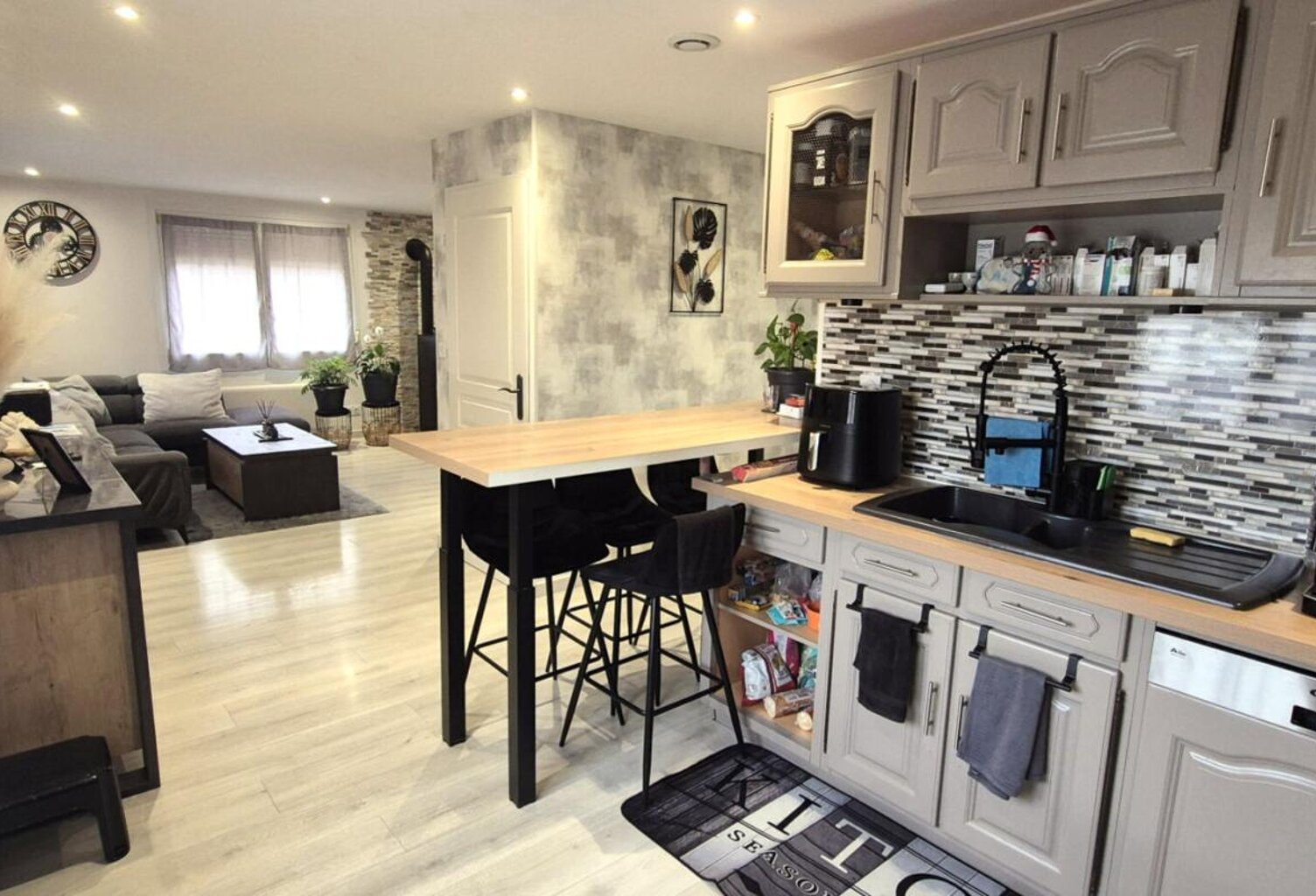 Belle Maison Individuelle ou Pavillon sur Sous-sol de 91 m² Entièrement Rénovée avec Cours, Garage avec Atelier, Dépendances fermées, Terrasses, Appentis et Terrain Piscinable clos et arboré de 2062 m² — photo 1