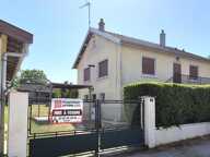 Belle Maison Individuelle ou Pavillon sur Sous-sol de 91 m² Entièrement Rénovée avec Cours, Garage avec Atelier, Dépendances fermées, Terrasses, Appentis et Terrain Piscinable clos et arboré de 2062 m² — photo 2
