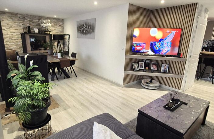 Belle Maison Individuelle ou Pavillon sur Sous-sol de 91 m² Entièrement Rénovée avec Cours, Garage avec Atelier, Dépendances fermées, Terrasses, Appentis et Terrain Piscinable clos et arboré de 2062 m² — photo 3