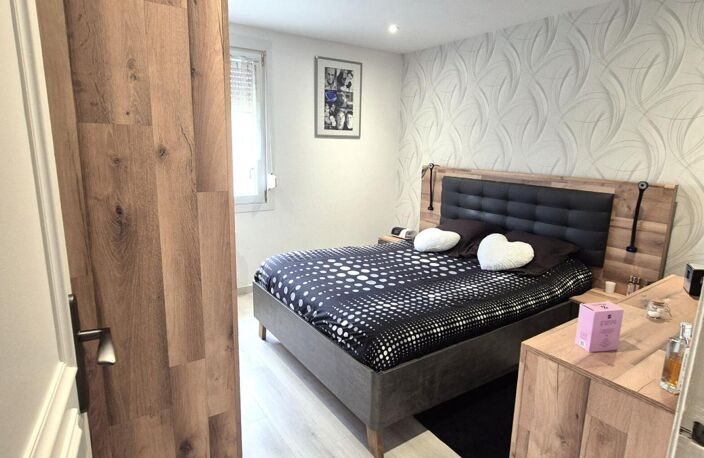 Belle Maison Individuelle ou Pavillon sur Sous-sol de 91 m² Entièrement Rénovée avec Cours, Garage avec Atelier, Dépendances fermées, Terrasses, Appentis et Terrain Piscinable clos et arboré de 2062 m² — photo 4