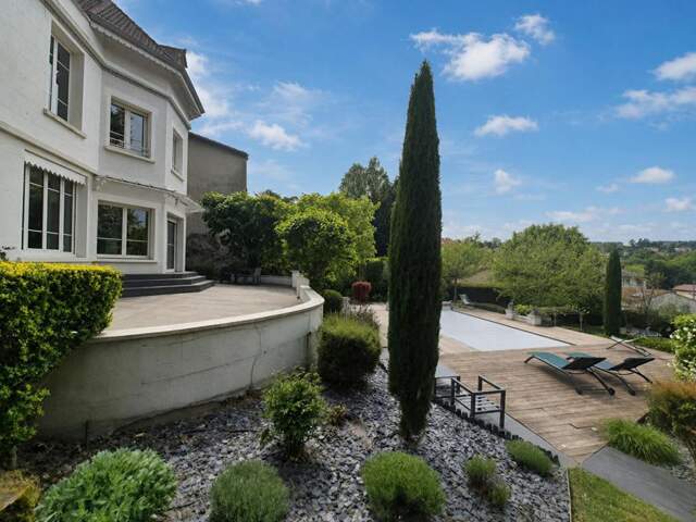 Saint Etienne maison de Maître de 275 m²  5 chambres, avec piscine, dépendance et carport sur 1900m² de terrain — photo du bien