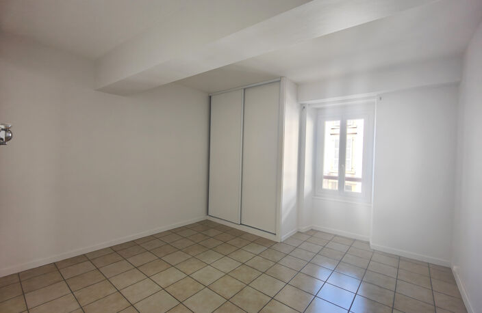 hyper centre de Saint-Palais, T3 de 83 m2 au 1er étage — photo 2