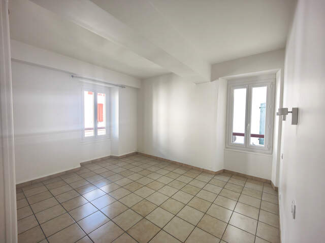 hyper centre de Saint-Palais, T3 de 83 m2 au 1er étage — photo du bien