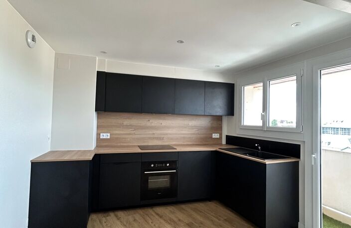 SUPERBE T3 ENTIÈREMENT REFAIT À NEUF AVEC ASCENSEUR, BALCON & VUE PYRÉNÉES — photo 2