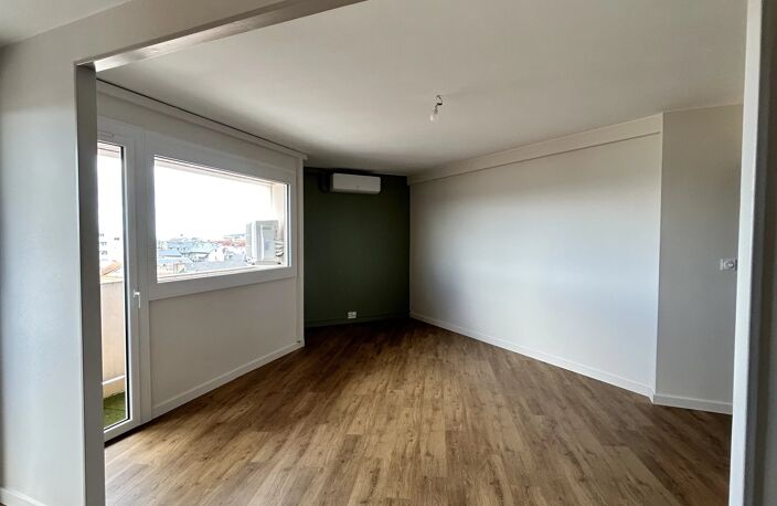 SUPERBE T3 ENTIÈREMENT REFAIT À NEUF AVEC ASCENSEUR, BALCON & VUE PYRÉNÉES — photo 3