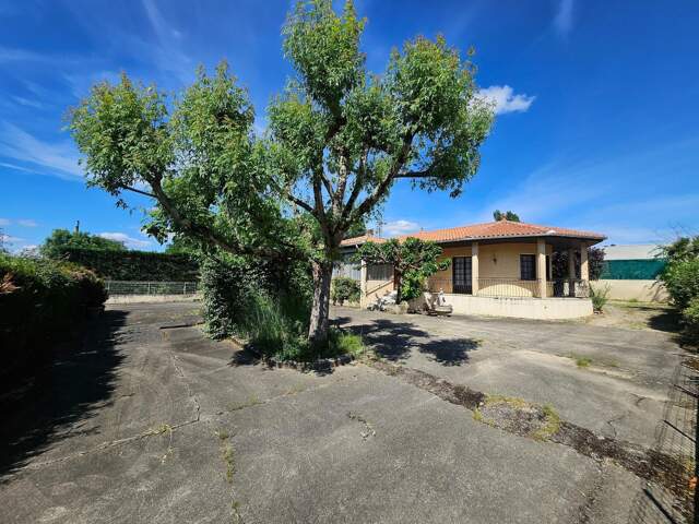 MAISON DE VILLAGE AVEC UN DOUBLE GARAGE — photo du bien