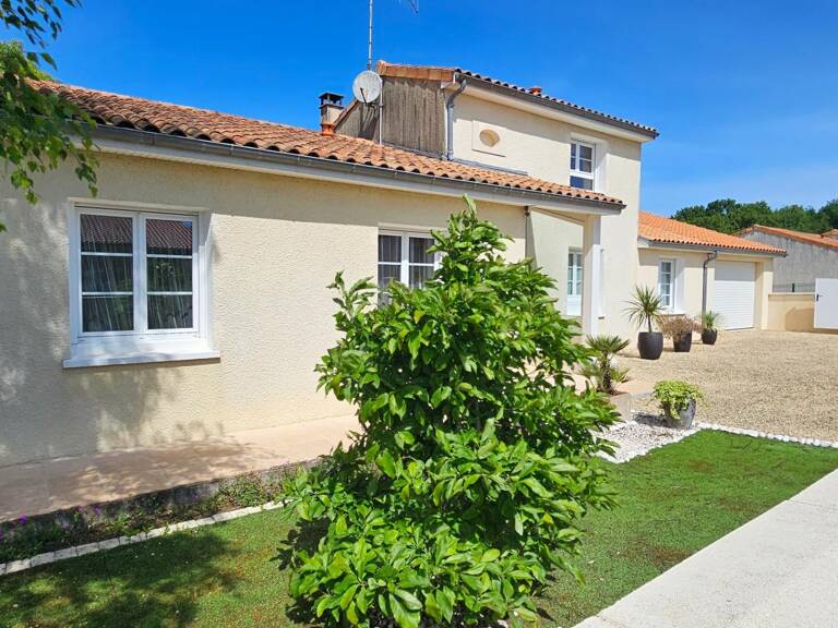 Maison  de  plain pied  à Puymoyen — photo 1