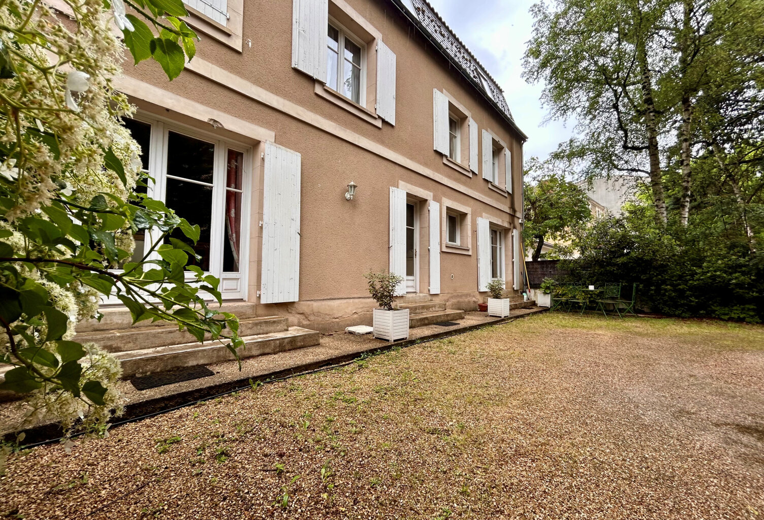 PROPRIETE TYPE 7 + LOCATIF - POITIERS CENTRE VILLE — photo 1