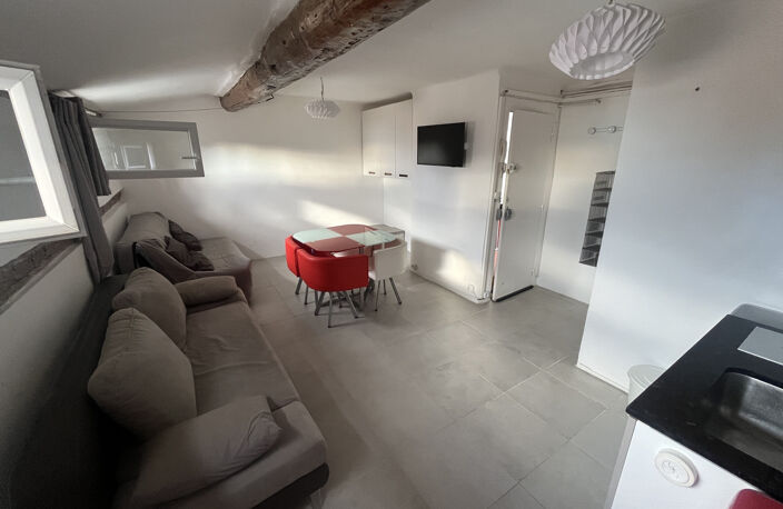 Studio meublé 20m2 dans le Panier dernier étage vue mer — photo 3