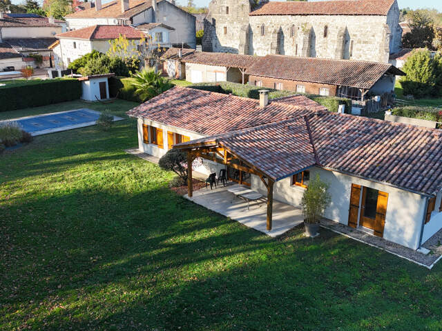 Maison contemporaine avec piscine — photo du bien