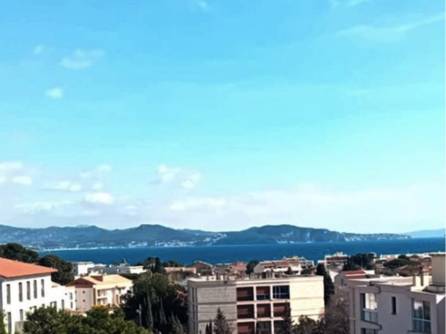 LA CIOTAT   Appartement traversant avec vue sur la baie, à 7 minutes à pied des plages ! — photo du bien
