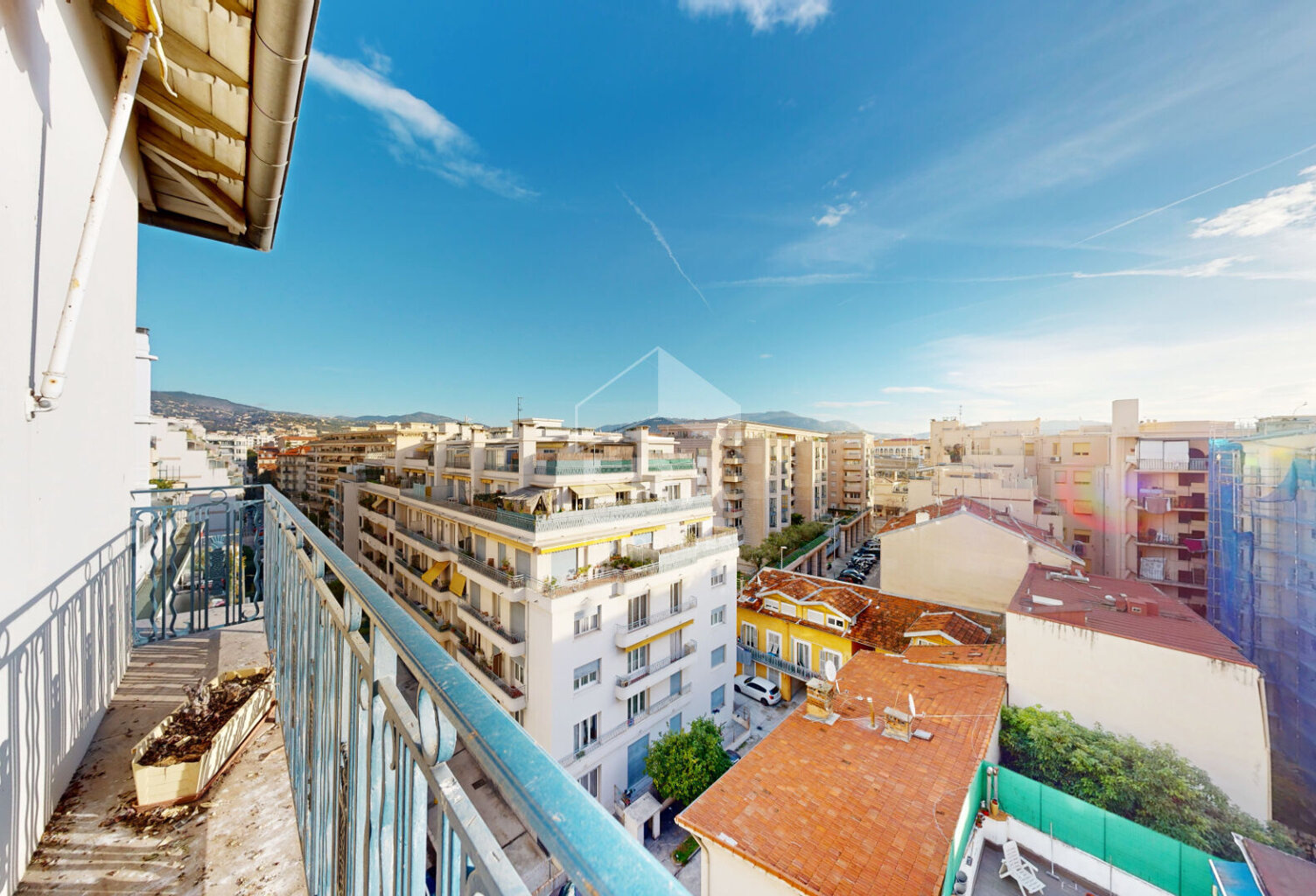 NICE - PARC IMPÉRIAL : 2 PIÈCES D'ANGLE AVEC BALCON AU CALME — photo 1
