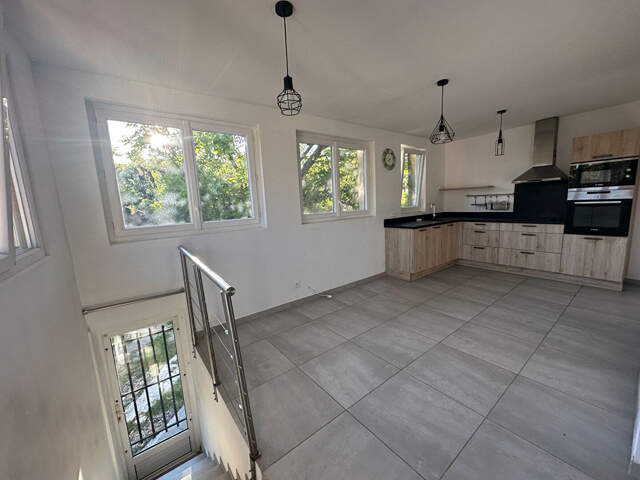 Vente Venelles centre LC Gestion vous propose  en exclusivité un appartement de type 2 de 63m² avec jardinet et abri. — photo du bien