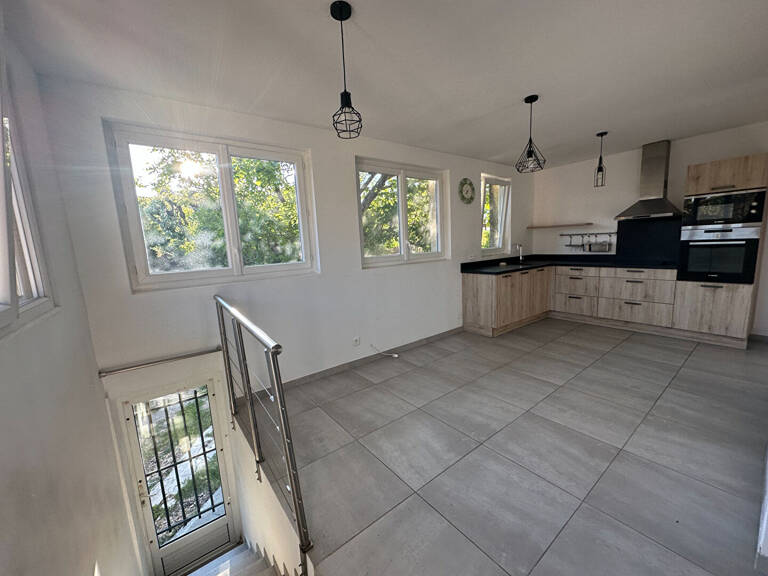 Vente Venelles centre LC Gestion vous propose  en exclusivité un appartement de type 2 de 63m² avec jardinet et abri. — photo 1