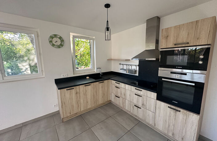 Vente Venelles centre LC Gestion vous propose  en exclusivité un appartement de type 2 de 63m² avec jardinet et abri. — photo 2