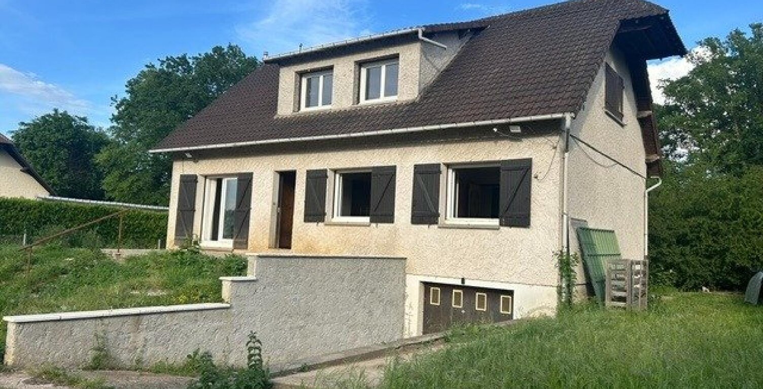 A proximité D'Ezy-sur-Eure découvrez cette maison familiale de 130m² située dans un environnement CHIC et résidentiel. son atout majeur; un fort potentiel d'aménagement avec jusqu'à 5 chambres, idéal pour une grande famille ou un projet évolutif . — photo 1