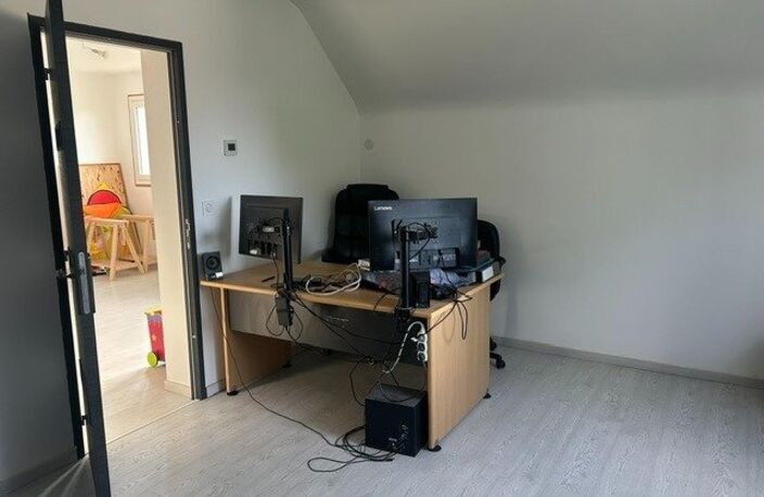A proximité D'Ezy-sur-Eure découvrez cette maison familiale de 130m² située dans un environnement CHIC et résidentiel. son atout majeur; un fort potentiel d'aménagement avec jusqu'à 5 chambres, idéal pour une grande famille ou un projet évolutif . — photo 3