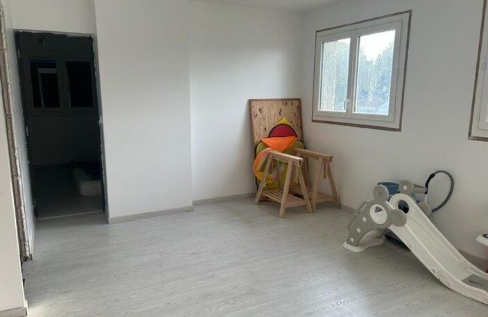 A proximité D'Ezy-sur-Eure découvrez cette maison familiale de 130m² située dans un environnement CHIC et résidentiel. son atout majeur; un fort potentiel d'aménagement avec jusqu'à 5 chambres, idéal pour une grande famille ou un projet évolutif . — photo 4