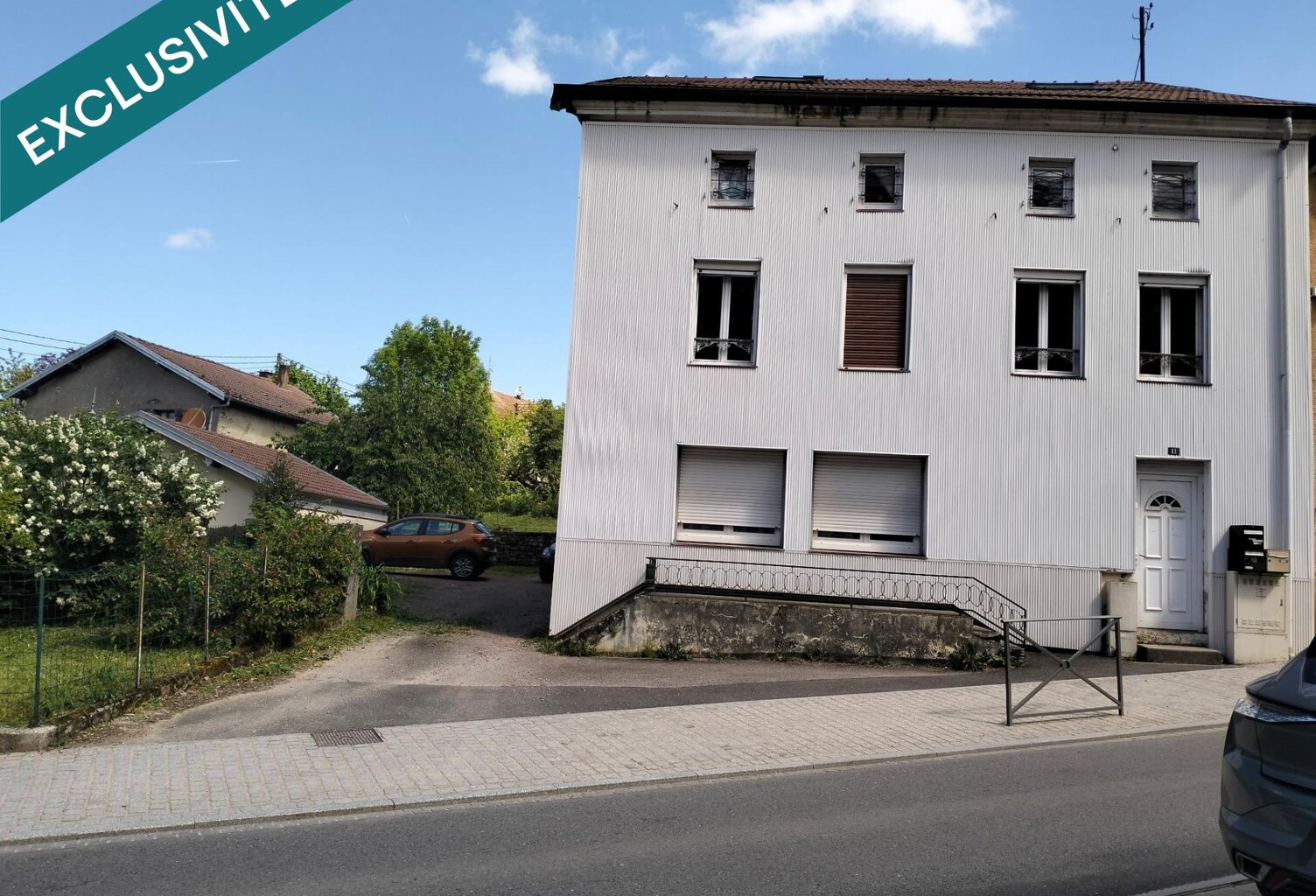 Ensemble immobilier avec immeuble de rapport terrain et maison à rénover — photo 1