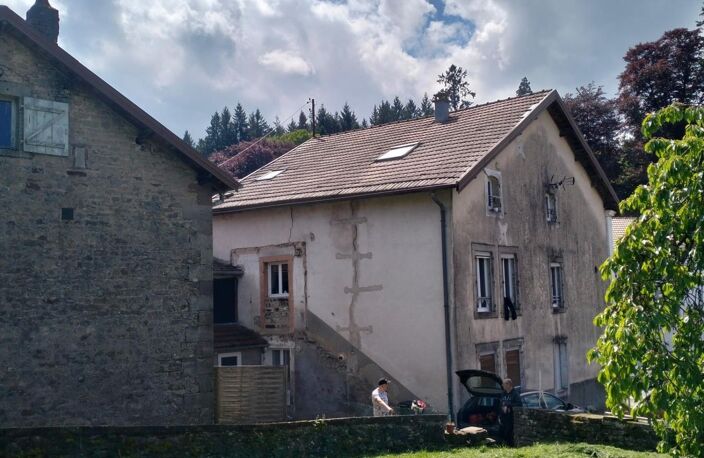 Ensemble immobilier avec immeuble de rapport terrain et maison à rénover — photo 2
