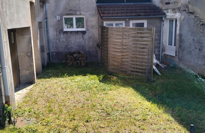Ensemble immobilier avec immeuble de rapport terrain et maison à rénover — photo 3