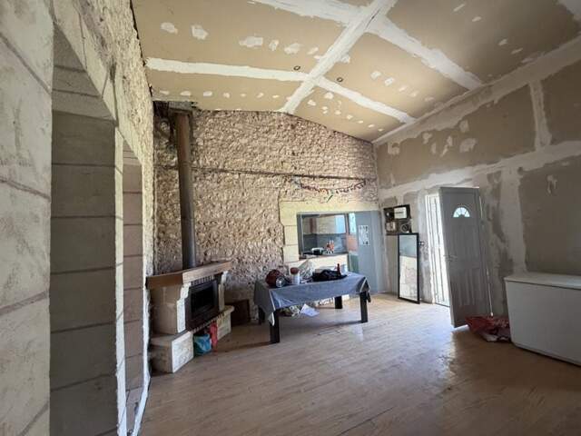 Maison en pierre de 4 pièces principales — photo du bien