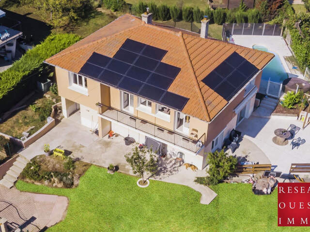 MAISON FAMILIALE DE 180M2 AU COEUR DU VILLAGE DE SAINT GENIS — photo du bien