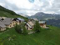 SERRE CHEVALIER - CHALET D'ALPAGE AU COEUR DU DOMAINE SKIABLE — photo 3