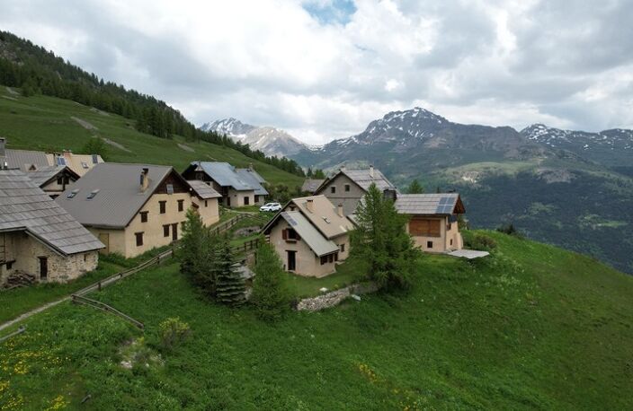 SERRE CHEVALIER - CHALET D'ALPAGE AU COEUR DU DOMAINE SKIABLE — photo 3