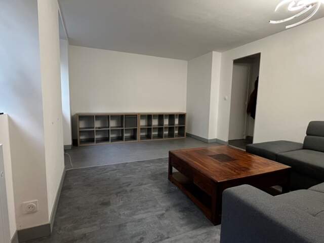 Coup de cœur centre Modane  T3 rénové, balcon, grenier, cour privée — photo du bien