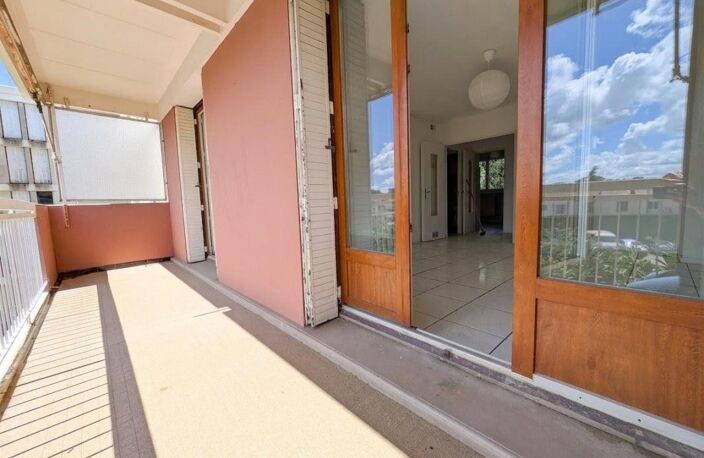 Appartement T3/T4 renové au 2ème étage — photo 3