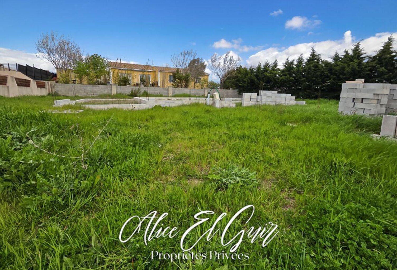 PROCHE CARCASSONNE -Terrain constructible viabilisé de 689 m² — photo 1