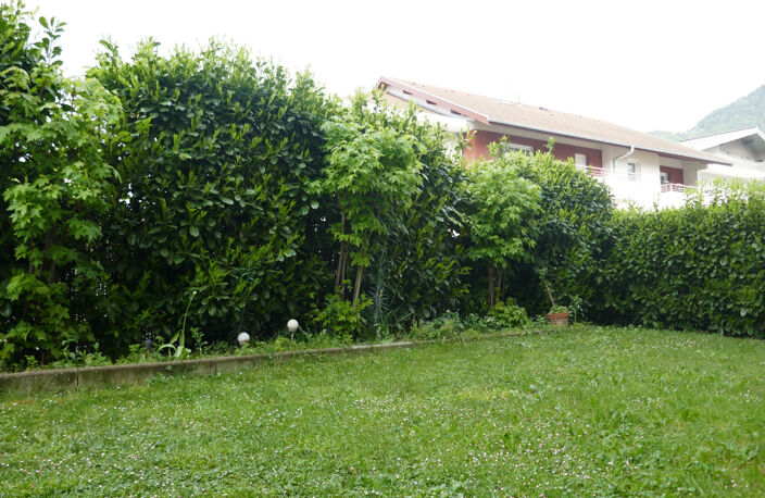 FAVERGES. APPARTEMENT 3 PIECES EN REZ DE JARDIN AVEC CAVE ET GARAGE — photo 4