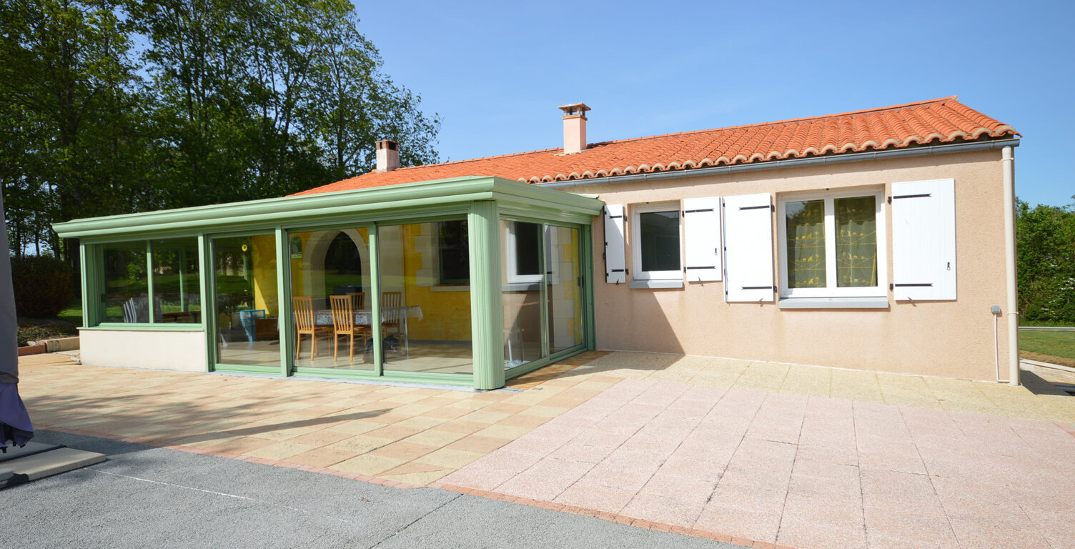 THIRÉ - Maison d'habitation avec dépendances et terrain — photo 1