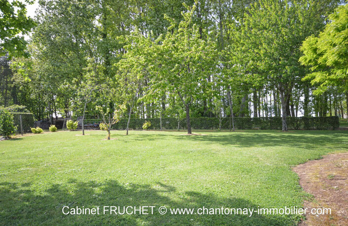 THIRÉ - Maison d'habitation avec dépendances et terrain — photo 2