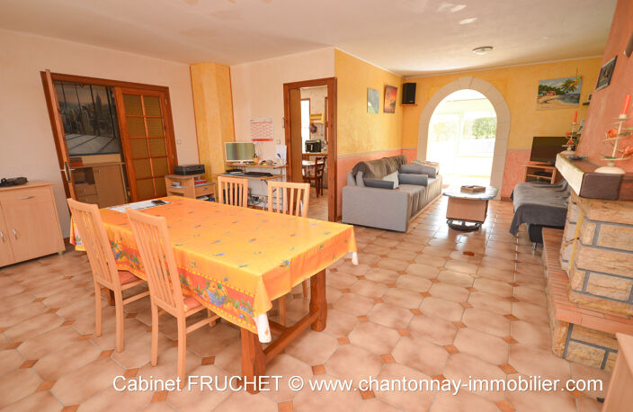 THIRÉ - Maison d'habitation avec dépendances et terrain — photo 4