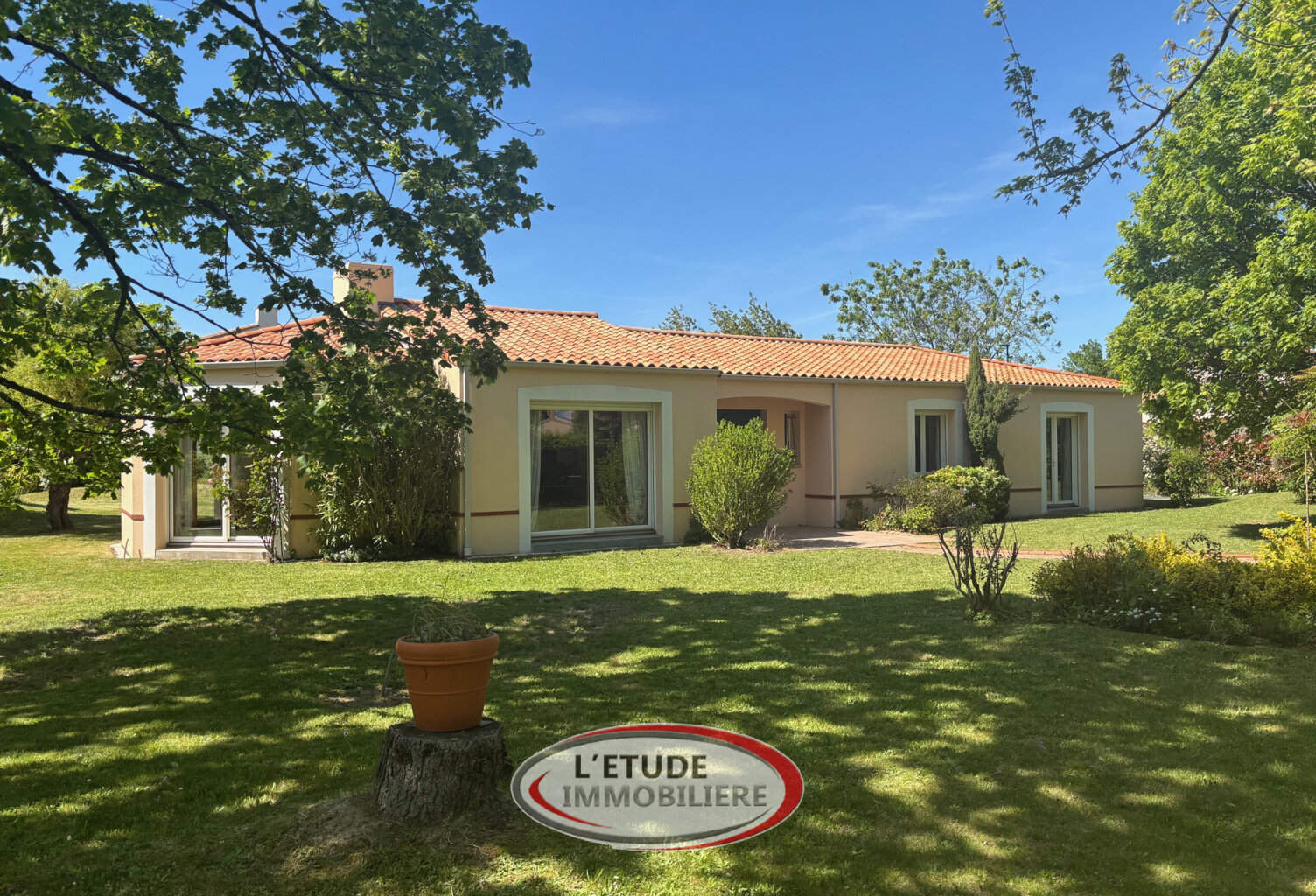 Maison de plain pied dans un cadre résidentiel — photo 1