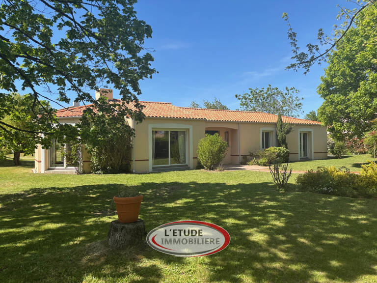 Maison de plain pied dans un cadre résidentiel — photo 1