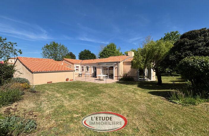 Maison de plain pied dans un cadre résidentiel — photo 2