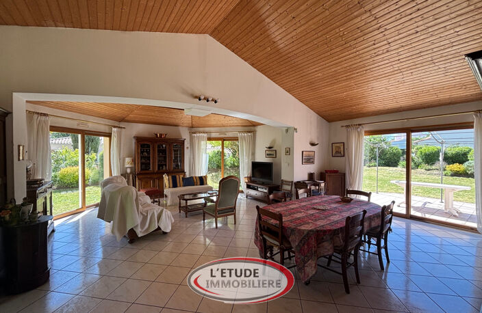Maison de plain pied dans un cadre résidentiel — photo 3