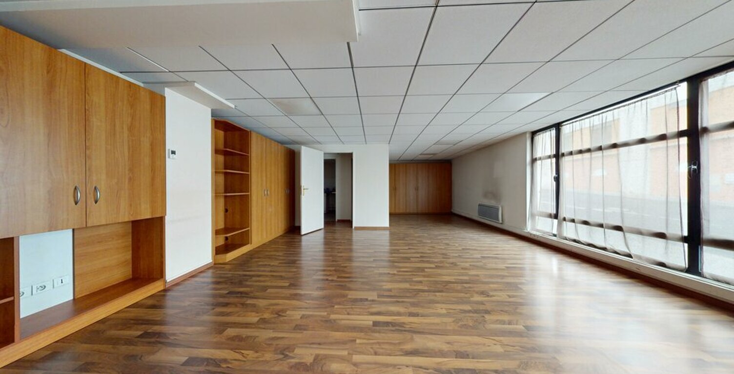 BUREAUX à LOUER — photo 1