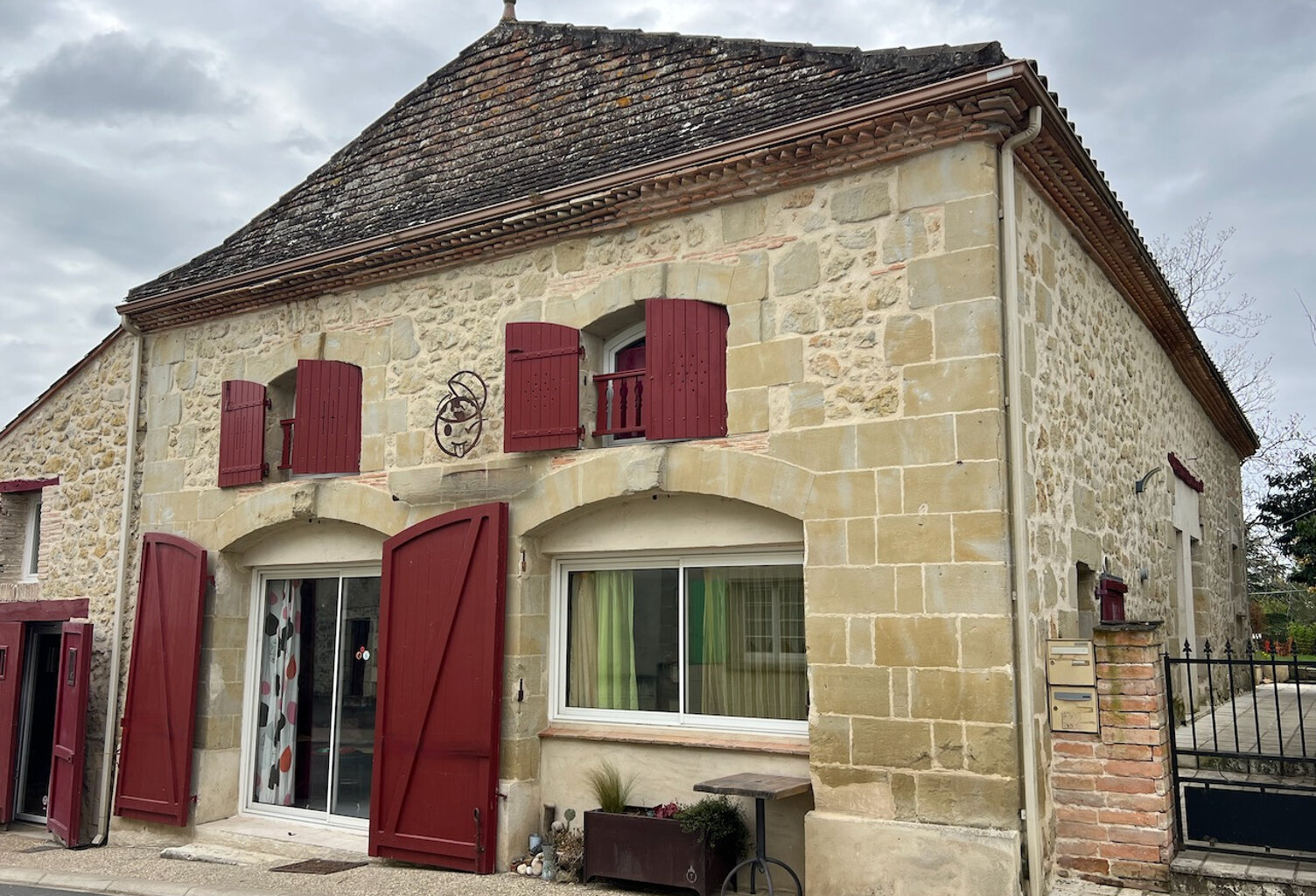 Ancienne grange en pierres joliment rénovée en 2 logements avec chacun un jardin d'environ 264m2 au total sur un terrain de 646m2. Amoureux des vieilles pierres venez découvrir cette grange en pierres rénovée avec passion du travail bien fait et le souci — photo 1