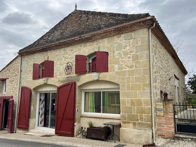 Ancienne grange en pierres joliment rénovée en 2 logements avec chacun un jardin d'environ 264m2 au total sur un terrain de 646m2. Amoureux des vieilles pierres venez découvrir cette grange en pierres rénovée avec passion du travail bien fait et le souci — photo du bien
