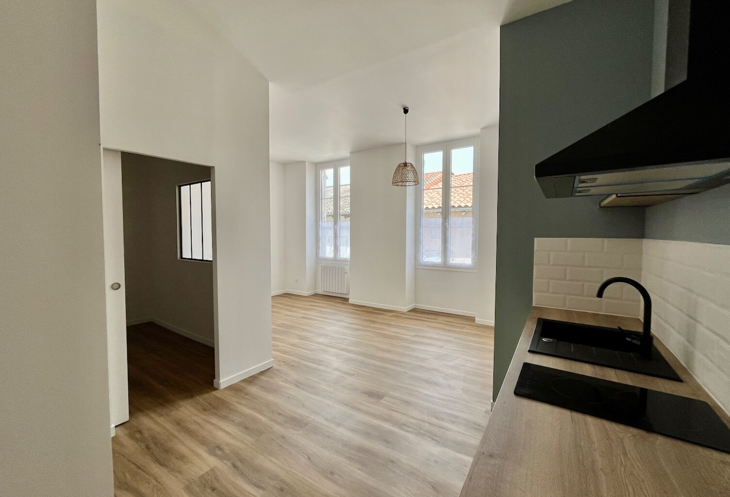 Sainte Livrade sur Lot, cette résidence de 12 logements a été entièrement rénovée (appartements de standing, parties communes)  avec une finition de grande qualité. Cet appartement T2 de   m² a un séjour avec cuisine équipée, salle d'eau avec WC et une pi — photo 1