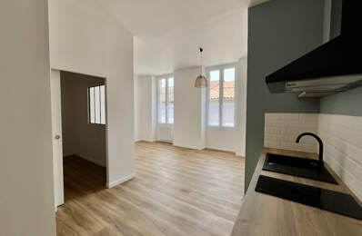 Sainte Livrade sur Lot, cette résidence de 12 logements a été entièrement rénovée (appartements de standing, parties communes)  avec une finition de grande qualité. Cet appartement T2 de   m² a un séjour avec cuisine équipée, salle d'eau avec WC et une pi — photo du bien