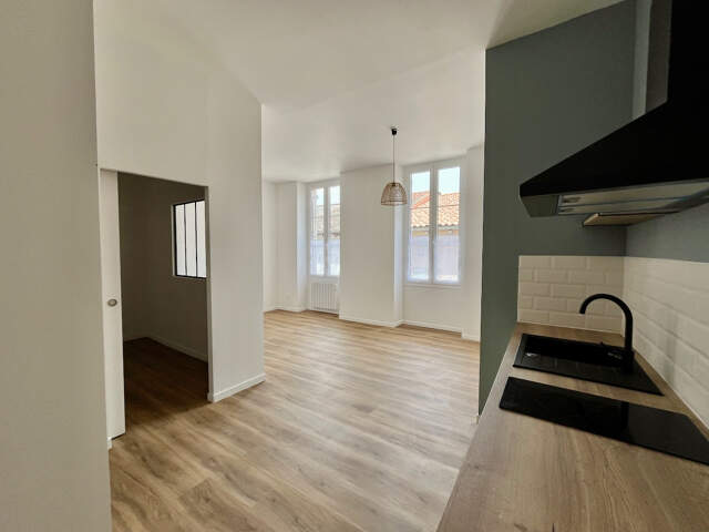 Sainte Livrade sur Lot, cette résidence de 12 logements a été entièrement rénovée (appartements de standing, parties communes)  avec une finition de grande qualité. Cet appartement T2 de   m² a un séjour avec cuisine équipée, salle d'eau avec WC et une pi — photo du bien