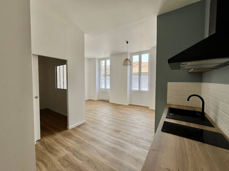 Sainte Livrade sur Lot, cette résidence de 12 logements a été entièrement rénovée (appartements de standing, parties communes)  avec une finition de grande qualité. Cet appartement T2 de   m² a un séjour avec cuisine équipée, salle d'eau avec WC et une pi — photo 1