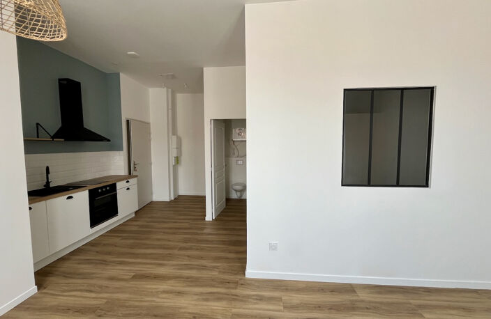 Sainte Livrade sur Lot, cette résidence de 12 logements a été entièrement rénovée (appartements de standing, parties communes)  avec une finition de grande qualité. Cet appartement T2 de   m² a un séjour avec cuisine équipée, salle d'eau avec WC et une pi — photo 2